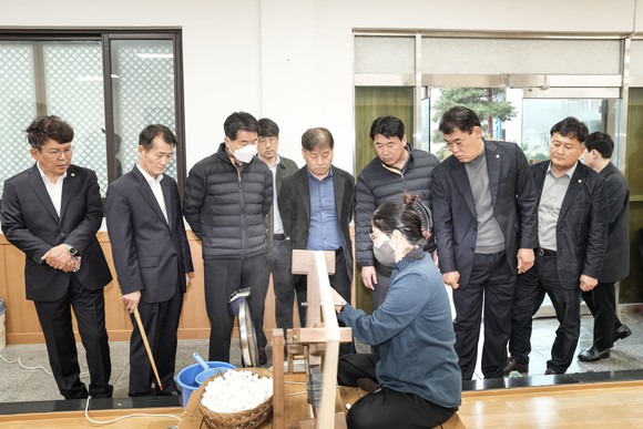 23일 경주시 전통명주전시관을 방문한 경주시의회 경제산업위원회 의원들 모습. ⓒ 경주시의회