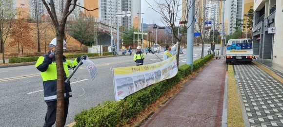 23일 경상북도, 김천시, 옥외광고협회 김천시지부 회원회원들이 불법광고물을 수거하고 있다. ⓒ 김천시