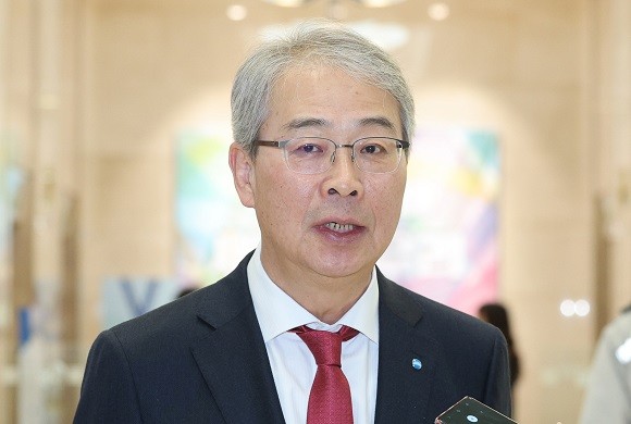 임종룡 우리금융지주 신임 회장 내정자가 24일 오전 서울 중구 우리은행 본점으로 출근해 취재진의 질문에 답하고 있다. ⓒ 연합뉴스