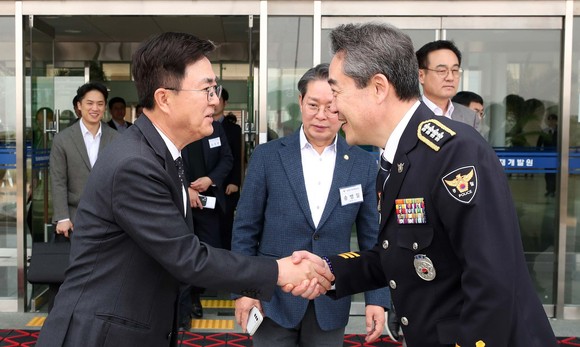김태흠 충남지사가 24일윤희근 경찰청장과 악수를 나누고 있다. ⓒ 충남도.