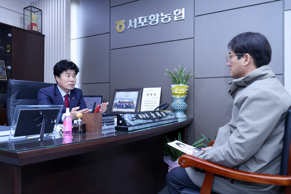 서포항농협 김주락 조합장이 본지 기자와 인터뷰를 진행하고 있다. = 김진호 기자
