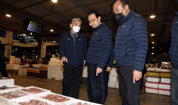 27일 취임 후 첫 공식 일정으로 노량진수산시장을 찾은 노동진 회장. ⓒ 수협중앙회