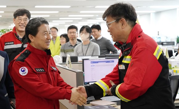 남성현 산림청장이 28일 경북 안동시 경북도청을 방문해 산불방지 업무를 담당하고 있는 직원들을 격려하고 있다. ⓒ 산림청