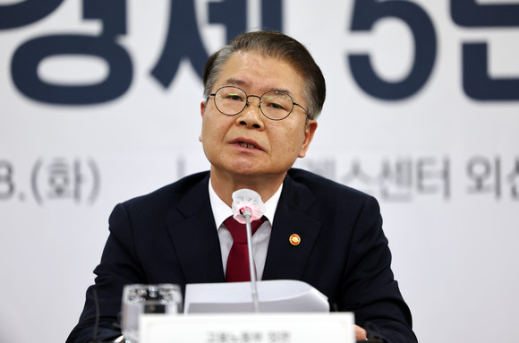 28일 서울 프레스센터에서 열린 고용노동부-경제 5단체 간담회에서 이정식 고용노동부 장관이 발언하고 있다. ⓒ 연합뉴스