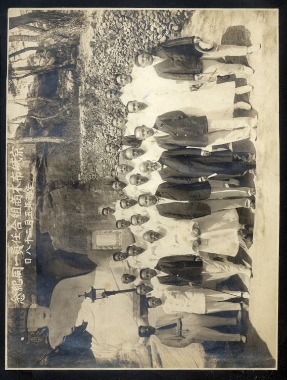 1921년 경성포목상조합원들이 기념 촬영을 하고 있다. 앞줄 우측에서 다섯번째가 박승직 창업주. ⓒ 두산그룹