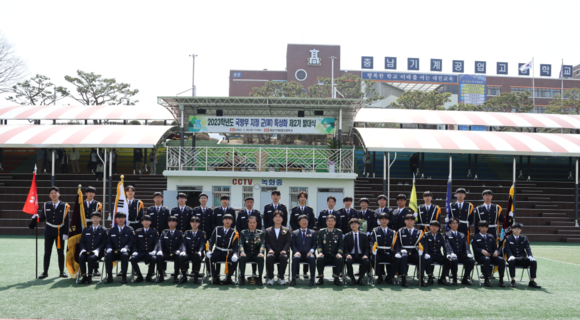 충남기계공업고등학교는 29일 국방부지정 2023년 군(軍) 특성화 과정 제2기 발대식 개최 후 학생들이 단체 기념촬영을 하고 있다. ⓒ 대전시교육청