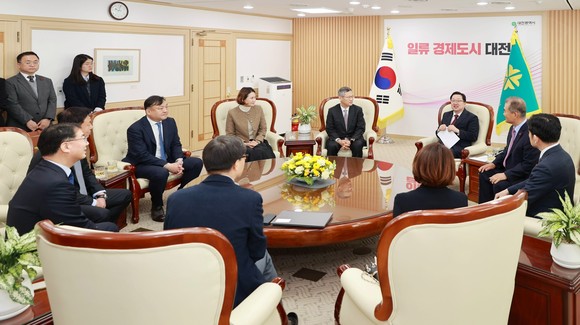 이장우 대전시장은 29일 '삼성 희망디딤돌 대전센터'의 성공적 건립을 위한 업무협약을 체결에 대한 논의을 하고 있다. ⓒ 대전시