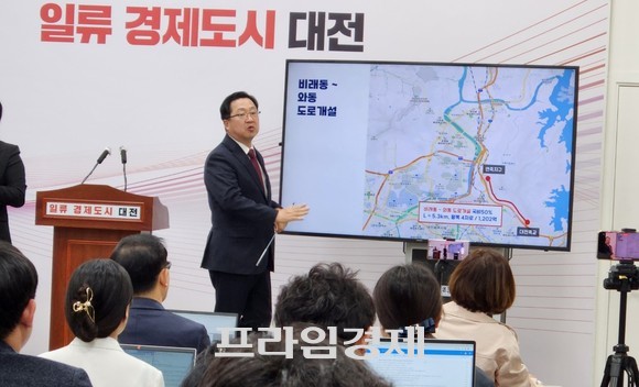 29일 시정브리핑에서 "상습 정체구간을 개선해 시민 불편을 해소하고 PM에 대한 안전망을 선제적으로 구축하겠다"고 설명하고 있는 이장우 시장. ⓒ 대전시