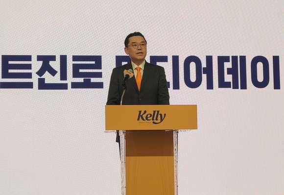 30일 열린 하이트진로 미디어데이에서 김인규 하이트진로 대표가 신제품 '켈리'와 자사 비전을 발표하고 있다. =김수현 기자