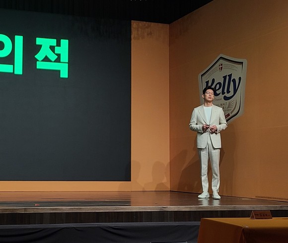 하이트진로 마케팅실 오성택 상무는 "원료, 공법, 패키지까지 기존 라거에 대한 모든 편견을 파괴하는 '라거의 반전'이라는 콘셉트로 소비자들과 적극적으로 소통하고 공격적인 마케팅을 전개해 새로운 경험을 제공하겠다"고 말했다. = 김수현 기자