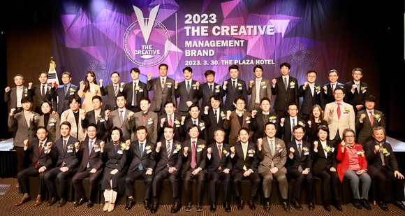 30일 '대한민국 창조경영 2023' 시상식에서 2년 연속으로 자치행정경영 부문에 선정 시상식을 개최 후 관계자들과 함께 단체 기념촬영을 하고 있다. ⓒ 보령시