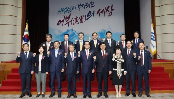 30일 서울 송파구 수협중앙회 본부에서 개최된 수협 창립 61주년 기념식 개최 후 관계자들이 기념촬영을 하고 있다. ⓒ 수협중앙회