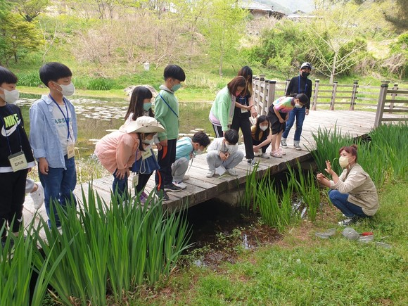 지난해(2022년) 덕동마을숲에서 진행된 숲교육 모습. ⓒ 숲과사람