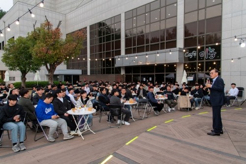 이진수 광양제철소장이 200여명 젊은 직원들과 'MZ 소통콘서트'를 가지고 있다 ⓒ 광양제철소