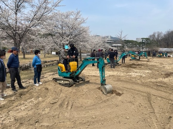 농업인들이 굴삭기 작동원리와 조작요령 교육을 받고 있다. ⓒ 김천시
