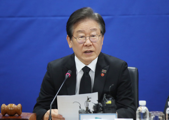이재명 더불어민주당 대표가 3일 제주4·3평화공원 평화기념관에서 현장 최고위원회의를 주재하고 있다. ⓒ 연합뉴스