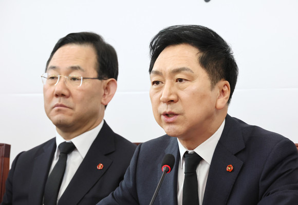 김기현 국민의힘 대표와 주호영 원내대표가 3일 오전 국회에서 열린 최고위원회의에 참석하고 있다. ⓒ 연합뉴스