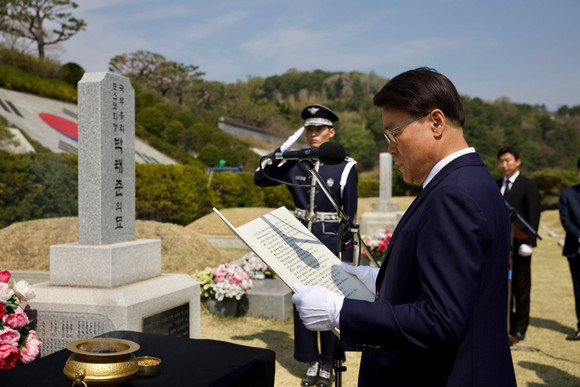 최정우 회장이 박태준 초대회장 묘소에서 추모사를 읽고 있다. ⓒ 포스코그룹