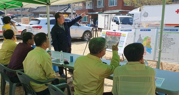 교육위원회 편삼범 위원장 및 농수산해양위원회 정광섭 위원장이 3일 홍성과 금산 산불현장에 방문해 진화 상황을 점검했다. ⓒ 의회사무국