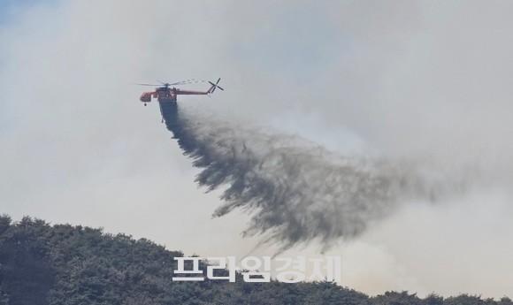 충남 홍성 초대형헬기 산불진화 장면. ⓒ프라임경제