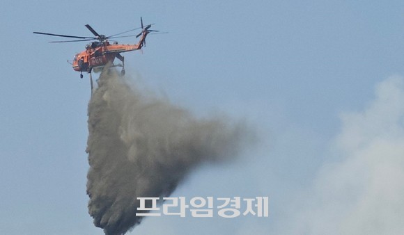 충남 홍성 초대형헬기 산불진화 장면. ⓒ 프라임경제