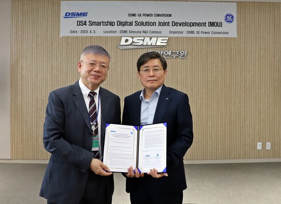최동규 대우조선해양 중앙연구원장 전무(오른쪽)와 토마스 진 GE파워컨버전스 아시아 대표가 'DS4 스마트십 디지털 솔루션 공동 개발'을 위한 양해 각서를 체결했다. ⓒ 대우조선해양