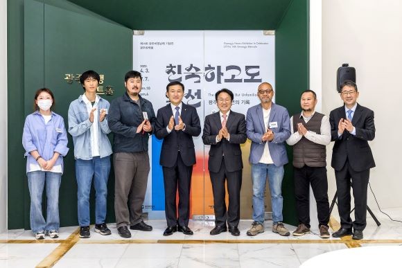 왼쪽에서 네번째부터 고병일 광주은행장, 강기정 광주광역시장. ⓒ 광주은행