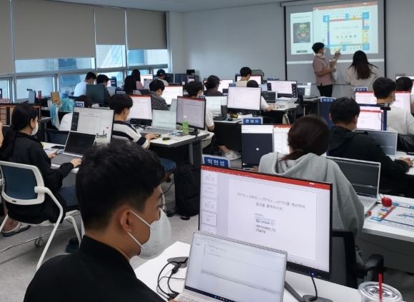 지난해 인공지능사관학교 3기 교육생들이 AI 코딩 교육을 받고 있다. ⓒ 인공지능산업융합사업단