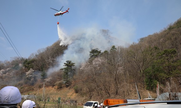 지난 3일 대형헬기 산불진화 모습. ⓒ 금산군