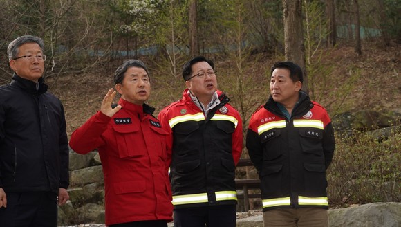 남성현 산림청장(왼쪽 두번째)이 4일 이장우 대전시장(왼쪽 첫번째)과 대전 서구 장안동 산불현장 진화상황을 점검하고 있다. ⓒ 산림청