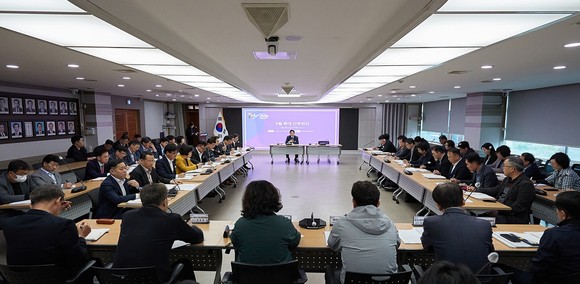 4일 열린 4월 확대 간부회의 주재 모습. ⓒ 아산시