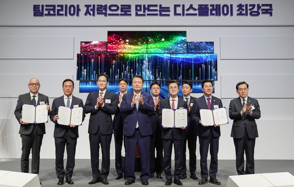 4일 차세대 대형 디스플레이산업 경쟁력 강화를 위한 신규 투자 및 상생 협력 협약을 체결 후 기념촬영을 하고 있다. ⓒ 충남도