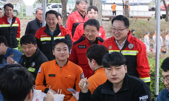 이장우 대전시장과 서철모 서구청장, 남성현 산림청장이 주불 진압에 성공했다고 공식 발표 후 소방대원과 특수진화요원들에게 격려의 말을 전하고 있다 . ⓒ 대전시