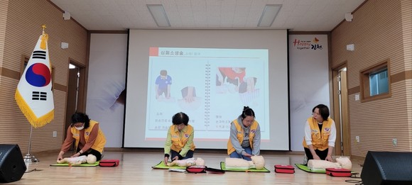 봉사회원들이 심폐소생술(CPR), 자동심장충격기(AED) 사용법, 기도 폐쇄 응급처치 교육을 받고 있다. ⓒ 김천시