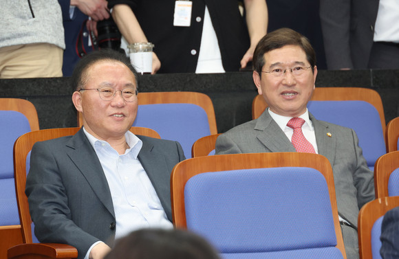 윤재옥 의원(왼쪽)과 김학용 의원이 지난 30일 오후 서울 여의도 국회에서 열린 의원총회에서 이야기를 나누고 있다. ⓒ 연합뉴스