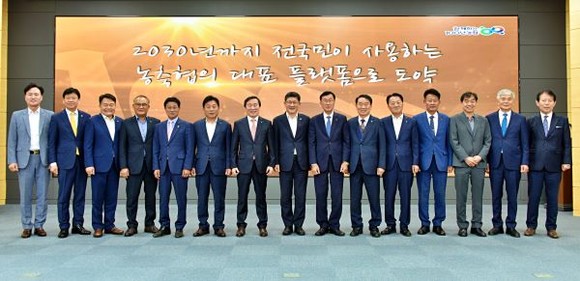 고성신 농협중앙회 광주지역본부장을 비롯한 광주 관내 농협 전체 조합장들이 NH콕뱅크 1000만 고객 달성 기념식을 개최한 후 기념촬영을 하고 있다. ⓒ 농협중앙회 광주지역본부