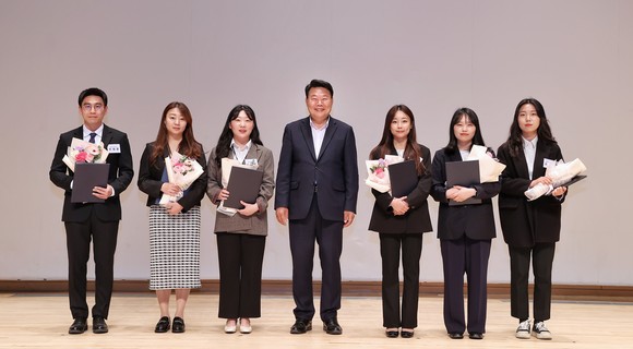 5일 제51회 보건의 날 기념식에서 국민건강 증진 및 보건의료 분야 발전에 기여한 유공자 및 종사자를 선정해 표창장 수여 후 기념촬영을 하고 있다. ⓒ 당진시