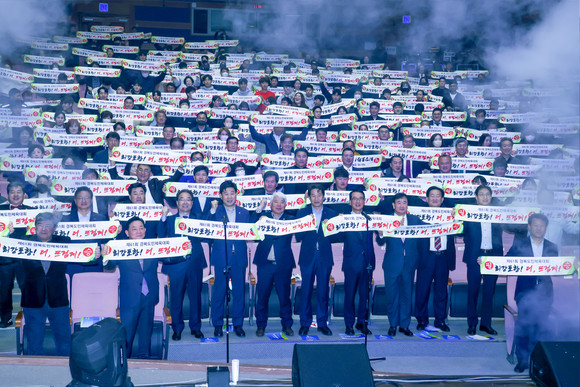 5일 포항시청 대잠홀에서 개최된 '제61경북도민체전 포항시선수단 출정식'에서 참석자들이 필승구호를 제창하고 있다. = 김진호 기자