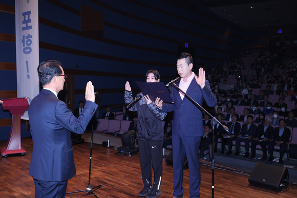 제61회 경북도민체전 포항시선수단 출정식에서 선수 대표가 선서를 하고 있다. = 김진호 기자