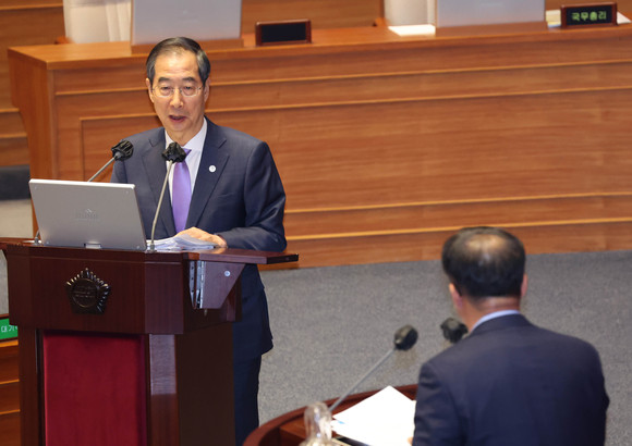 한덕수 국무총리가 5일 국회에서 열린 교육·사회·문화 분야에 관한 대정부질문에서 더불어민주당 맹성규 의원의 독도 관련 질문에 답변하고 있다. ⓒ 연합뉴스