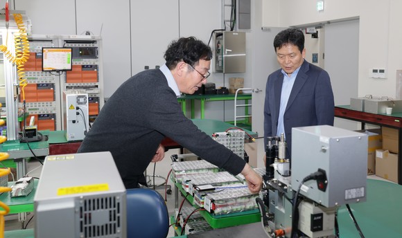 왼쪽부터 김선각 (주)네오세미텍 대표이사, 신병대 청주부시장. ⓒ 청주시