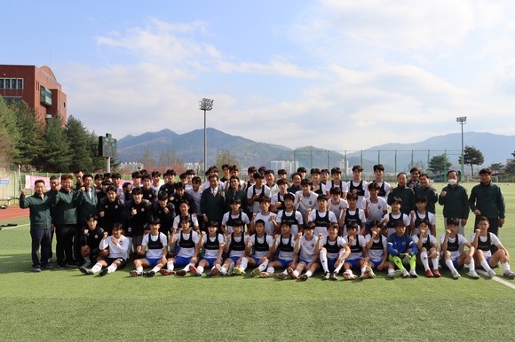 6일 김천시체육회 임원들과 체육발전재정위원들이 김천시체육회 도민체전 선수단을 방문격려 했다. ⓒ 김천시