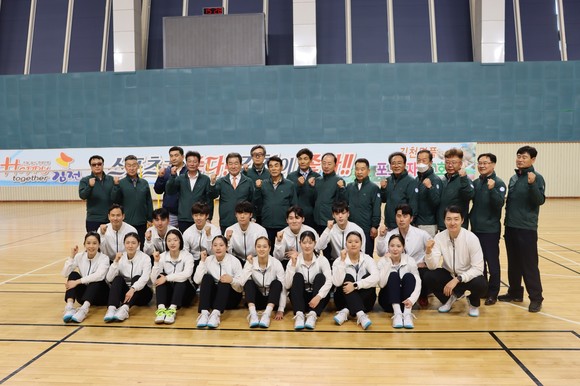 6일 김천시체육회 임원들과 체육발전재정위원들이 김천시체육회 도민체전 선수단을 방문격려 했다. ⓒ 김천시