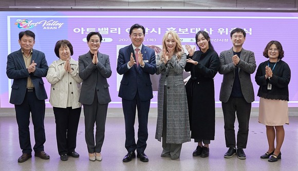 박경귀 시장은 지난 6일 뮤지컬 배우 박해미를 홍보대사로 위촉장을 수여 후 기념촬영을 하고 있다. ⓒ 아산시