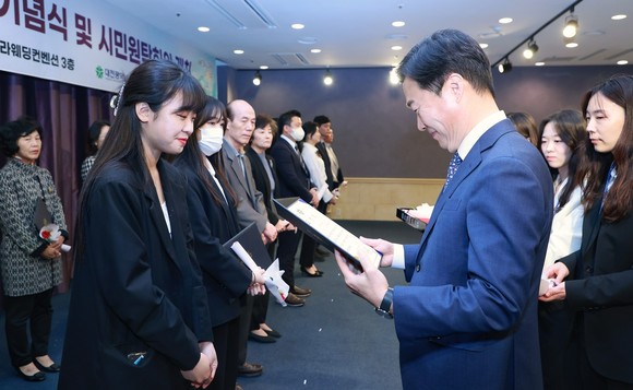 이택구 부시장이 7일 '제51회 보건의 날'을 맞아 유공시민·공무원 19명에 대한 표창장을 수여하고 있다. ⓒ 대전시