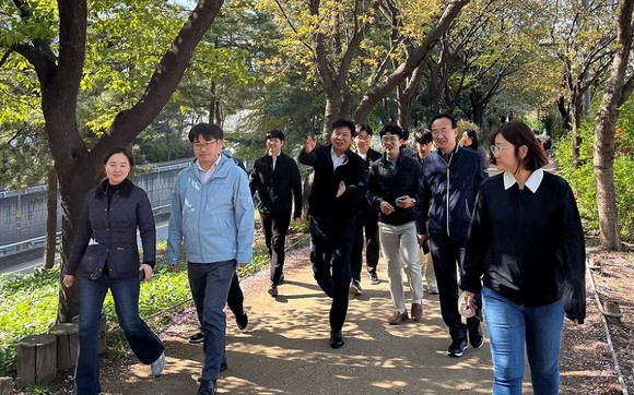 다(茶)함께 Work! Walk! 안양천 일대 걷는 모습. ⓒ 한국어촌어항공단