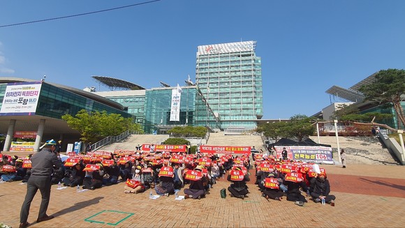 7일 흥해남옥지역주택조합원들이 포항시청 광장앞에서 서희건설측의 아파트 공사재개를 요구하는 시위를 벌였다. = 김진호 기자