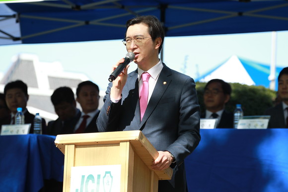 국민의힘 강민국 진주·을 국회의원이 JCI가 주최하는 그림그리기 행사에서 축사를 하고 있다. ⓒ 프라임경제