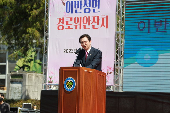 강민국 의원이 이반성면 경로잔치에서 축사를 하고 있다. ⓒ 프라임경제
