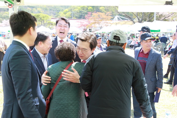 강민국 의원이 지역어르신들과 반갑게 포옹하고 있다. ⓒ 프라임경제